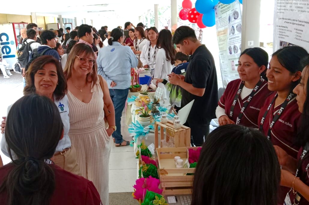 Estudiantes de Química Clínica UATx presentan productos del área de la salud en Feria del Emprendimiento en Xalapa
